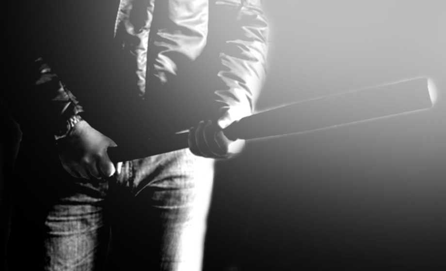 Löpte amok med basebollträ och bet fingret av polis