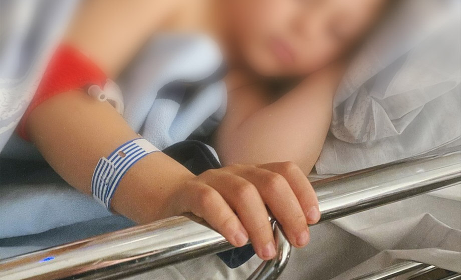 Sexåring i Alingsås förd till sjukhus med bukskador efter misshandel på skola