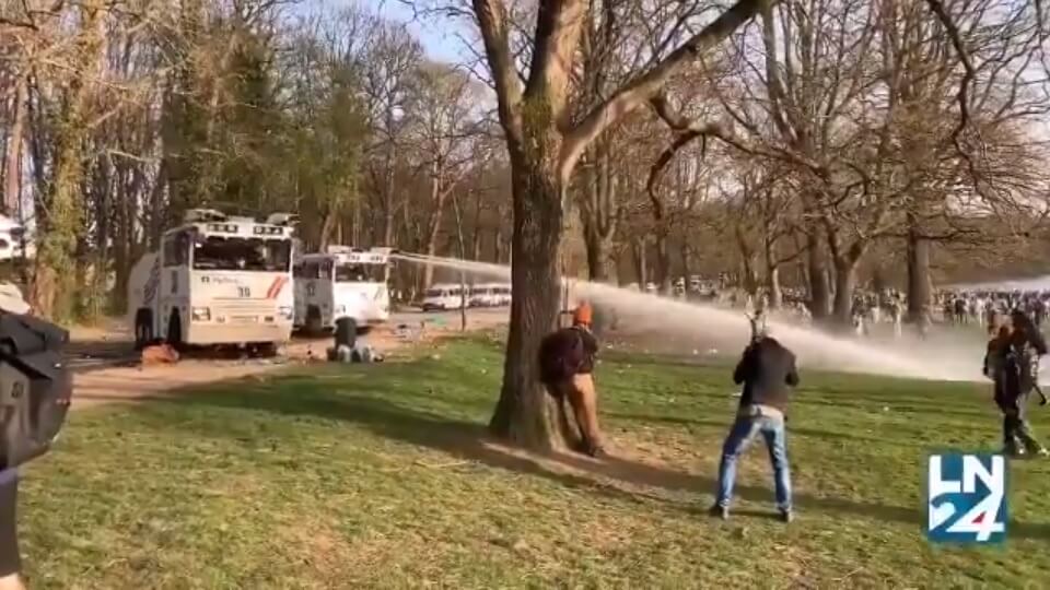 Tårgas och vattenkanoner mot ungdomsfest i park