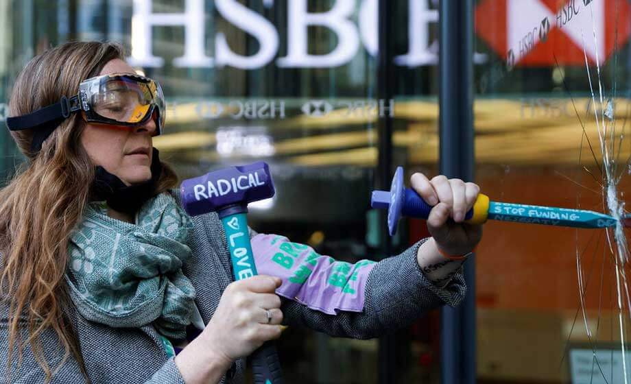 VIDEO: Vänsterextrema Extinction Rebellion i ny attack – krossar rutor med släggor och sjunger