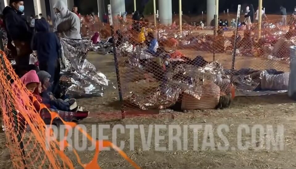 Smygfilmad video visar omänskliga villkor i Bidens migrantläger