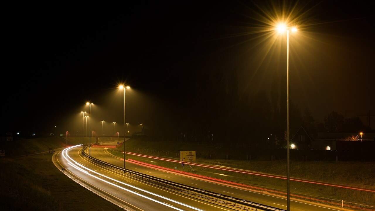 Staten vill släcka ner hälften av gatubelysningen