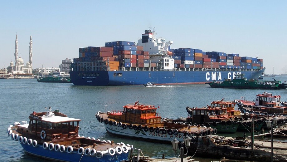 Två fartyg gick på grund i Suezkanalen