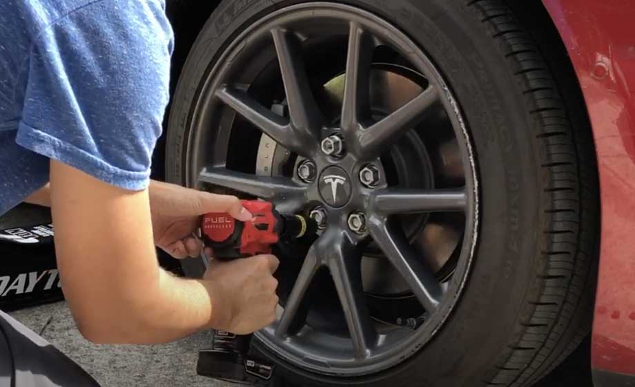 Däckbyte på Tesla blir lätt både fel och dyrt