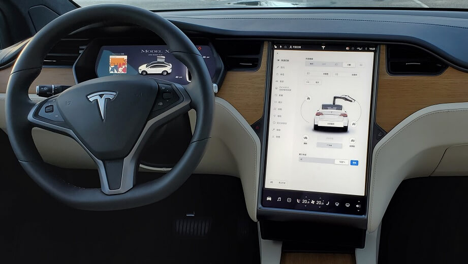 Tesla på autopilot körde in i träd – två döda