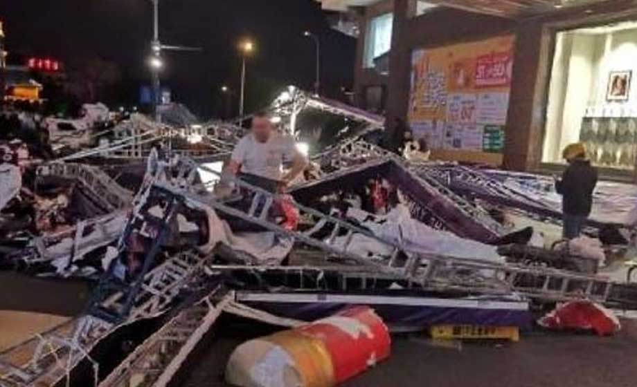 VIDEO: Stormvind skadar förbipasserande – ”Som i en skräckfilm”