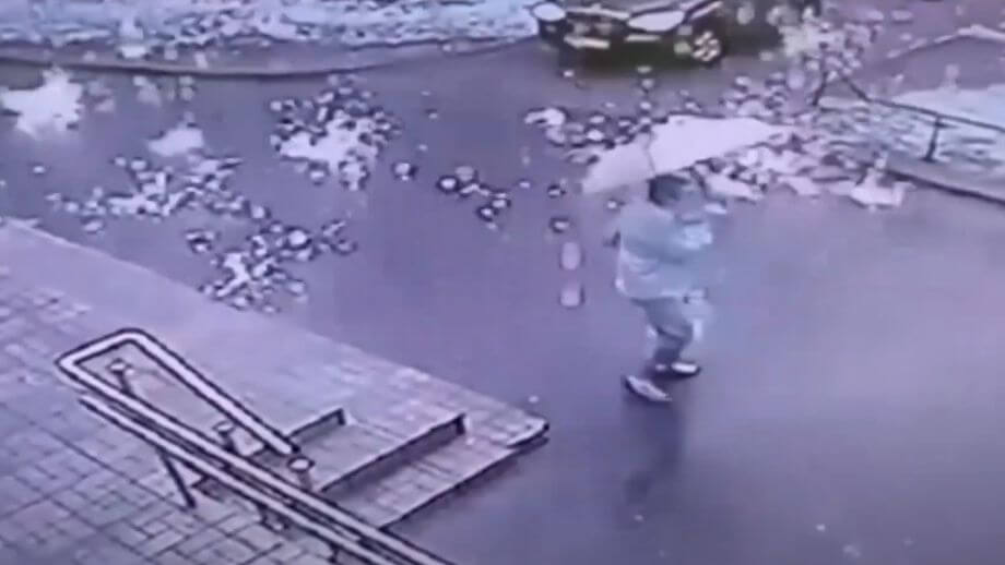 VIDEO: Regn av gnistor efter blixtnedslag sköljer över gatan