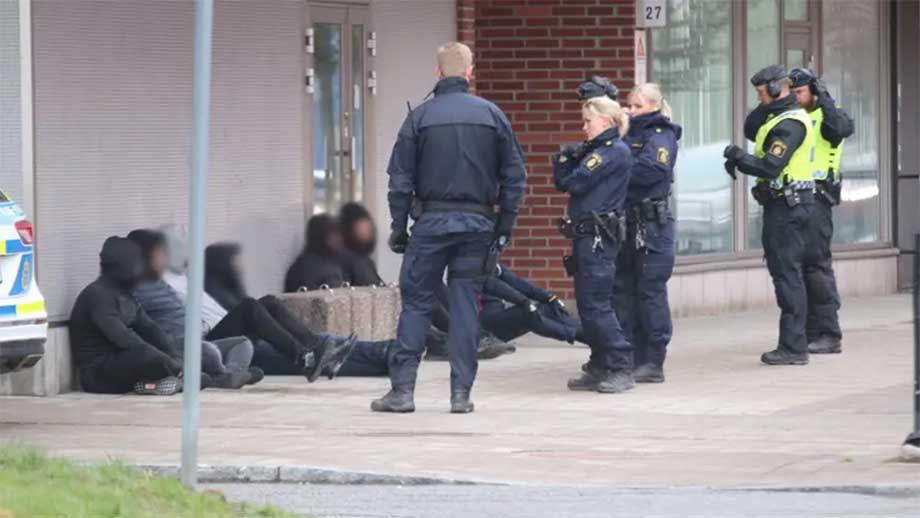 Attunda tingsrätt attackerades av maskerade gängmedlemmar – avbröt pågående mordrättegång