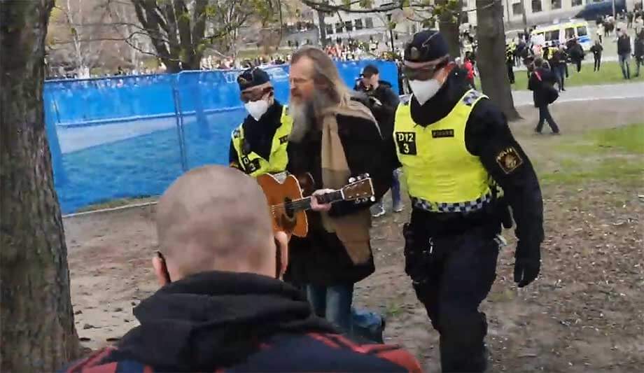 VIDEO: Här grips Roxette-stjärnan på dagens demonstration i Stockholm
