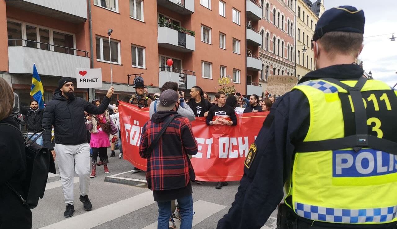 REPORTAGE: Dagens demonstration mot restriktionerna – och misslyckad polisinsats