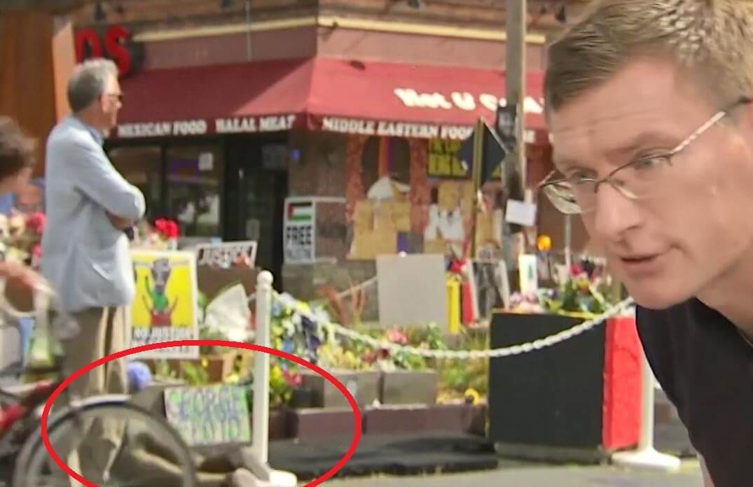 VIDEO: Här flyr reporter i direktsändning undan kulregn på George Floyd-torget