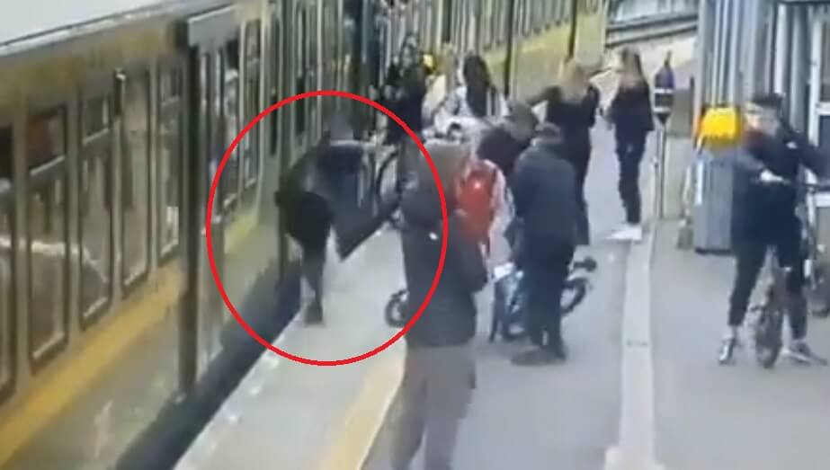 VIDEO: Gäng attackerar passagerare – knuffar under tåg