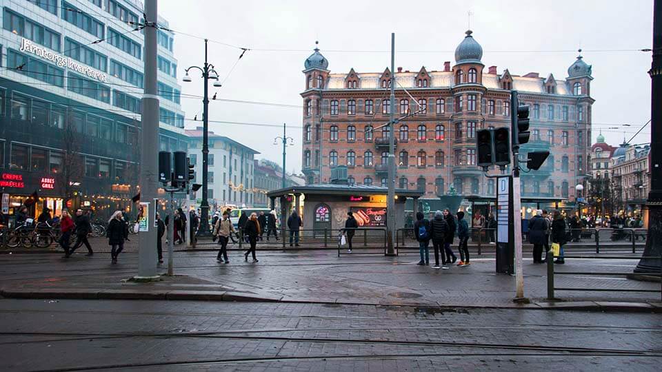 Unga män försökte råna kvinnor – åkte på stryk