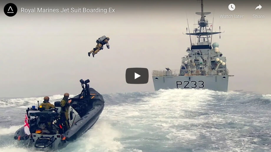 VIDEO: Brittiska marinsoldater bordar skepp med flygdräkter