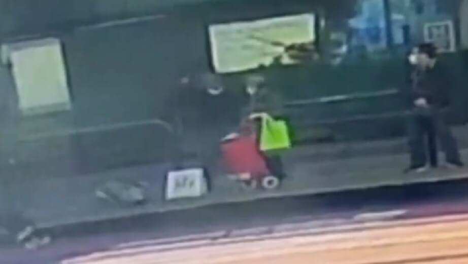 Här knivhuggs två äldre kvinnor oprovocerat