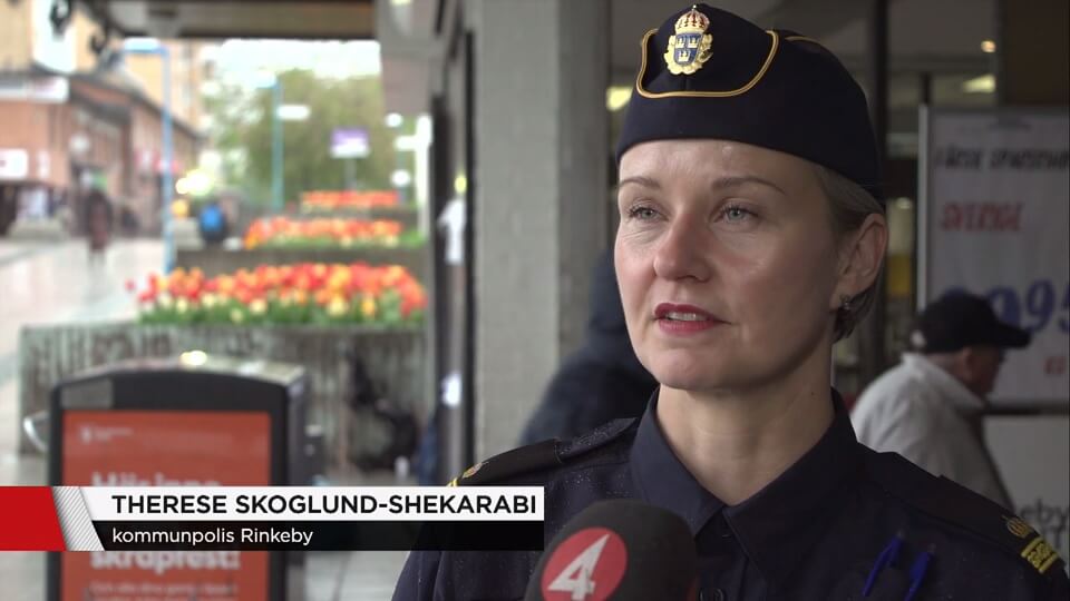 Shekarabis fru avslöjas ge kommentarer på tv om regeringens politik – som polis i Rinkeby