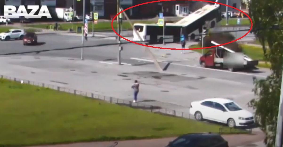 VIDEO: Linjebussen kraschar i lyktstolpe – sex skadade