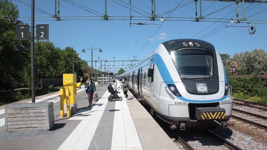 Misstänkt stenkastning mot tåg under färd