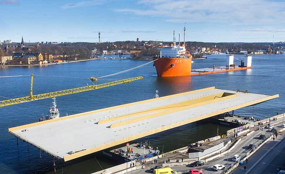 Trafikkaos i en månad när nya Slussens guldbro målas