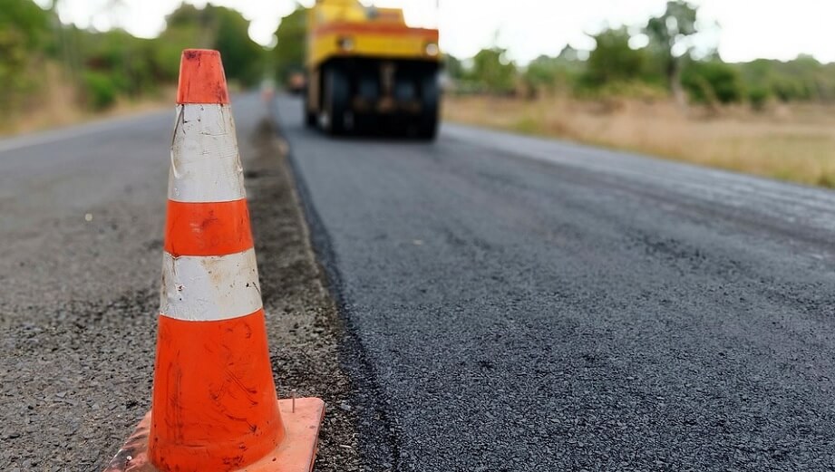 Bilister trötta på trafikhindret – rev det och asfalterade själva