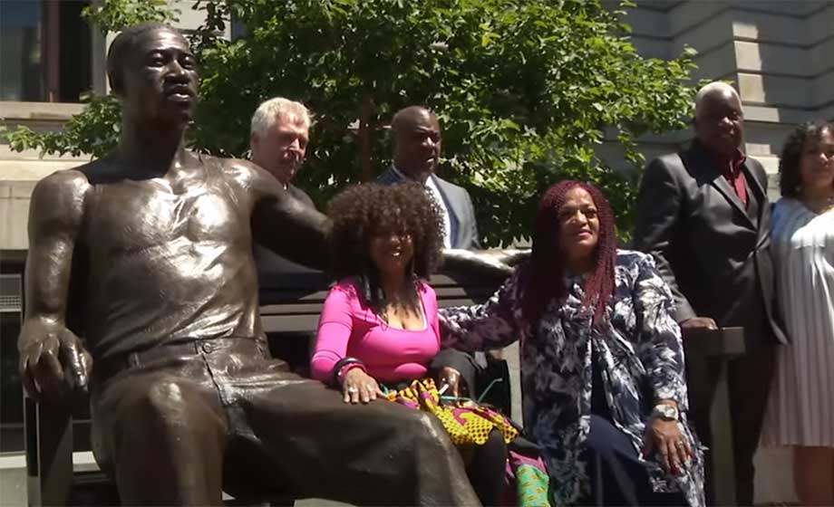 Stor staty av George Floyd rest i USA