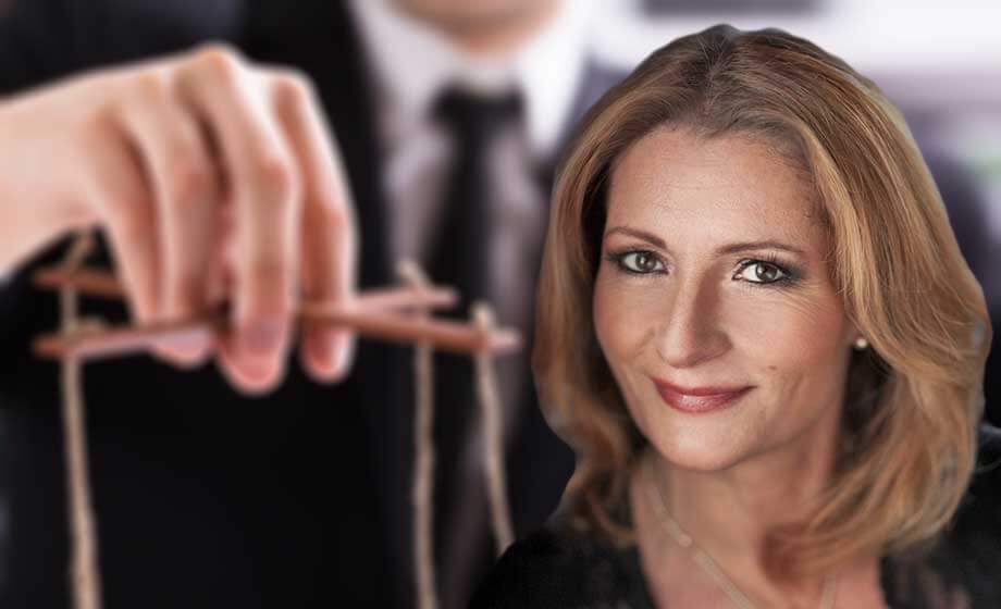 Det totalitära smygs på svensken– inlindat i vackra ord om demokrati