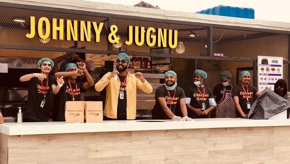 Polisen fick inte gratis hamburgare på restaurangen – grep alla anställda