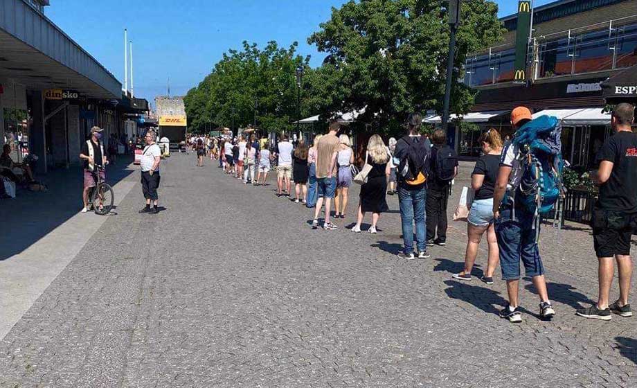 Nära halv kilometer kö till Systembolaget