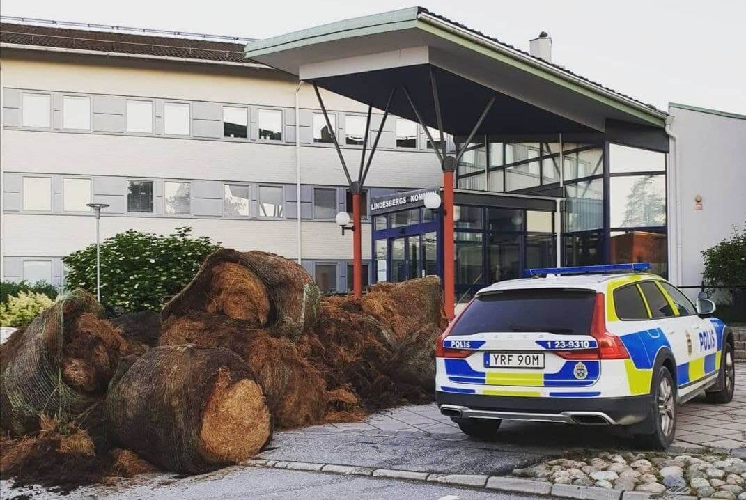 Fräcka kuppen i Lindesberg: Kommunhuset begravdes i ruttet hö
