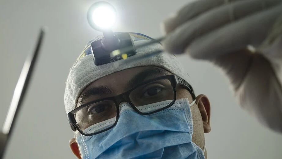 Tandläkare med NMR-koppling kan förlora jobbet