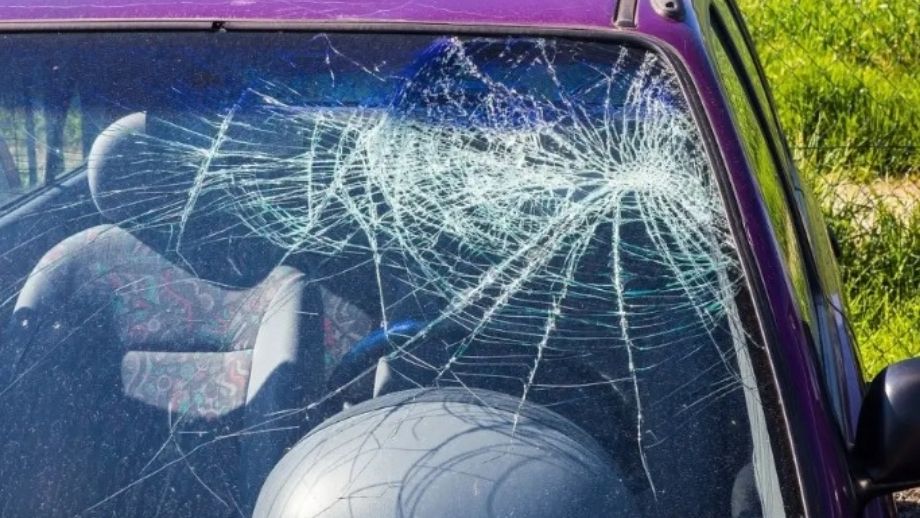 Livsfarliga stenattacker mot bilar fortsätter