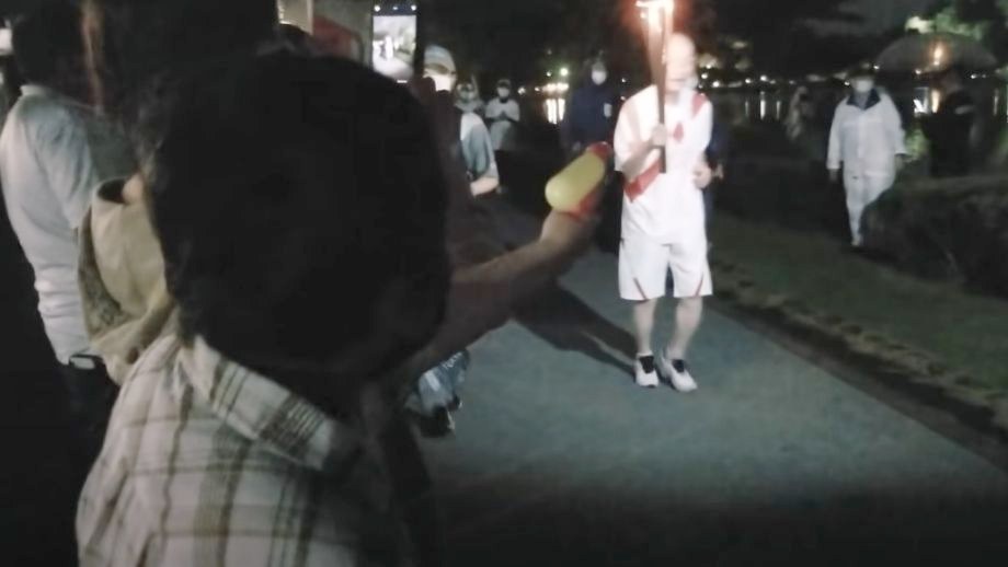 VIDEO: Här försöker japanska kvinnan släcka olympiska elden – grips