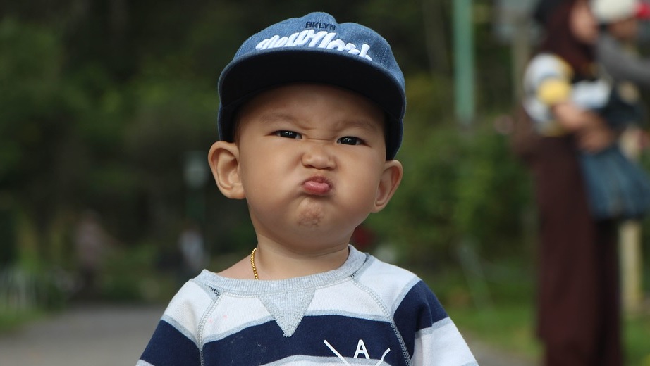 Förskolelärare höll fast barn – sparkas