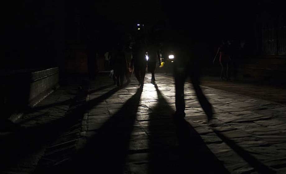 Fler än var tredje kvinna känner sig otrygg utomhus kvällstid