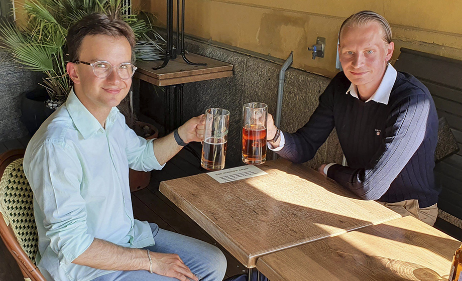 Bjöds på öl av sverigedemokrat – hotas med uteslutning ur Socialdemokraterna