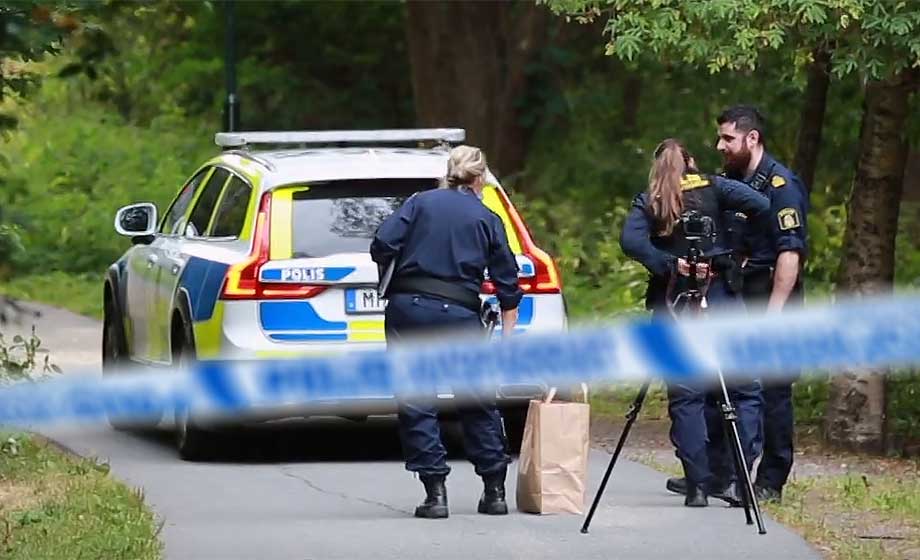Man livshotande skadad efter skottdrama i Stockholmsförort