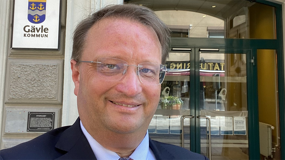 M-topp skrev att svenskar byggt Sveriges välstånd – backar efter vänsterkritik