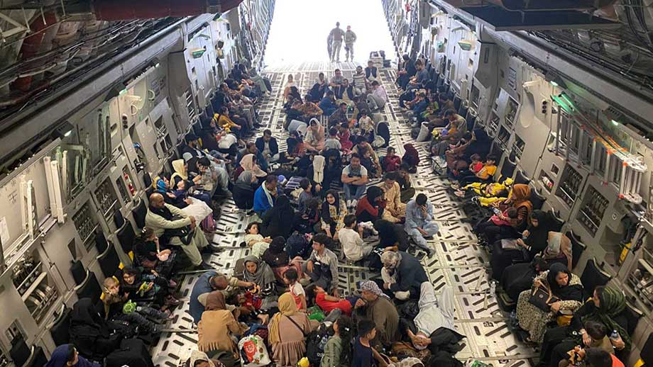 Poliskälla avslöjar afghankaos på Arlanda: ”Det bara rasar in folk utan papper”