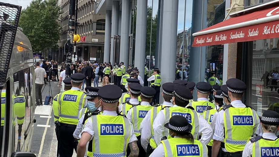 Här stormas brittisk tv-kanal av demonstranter