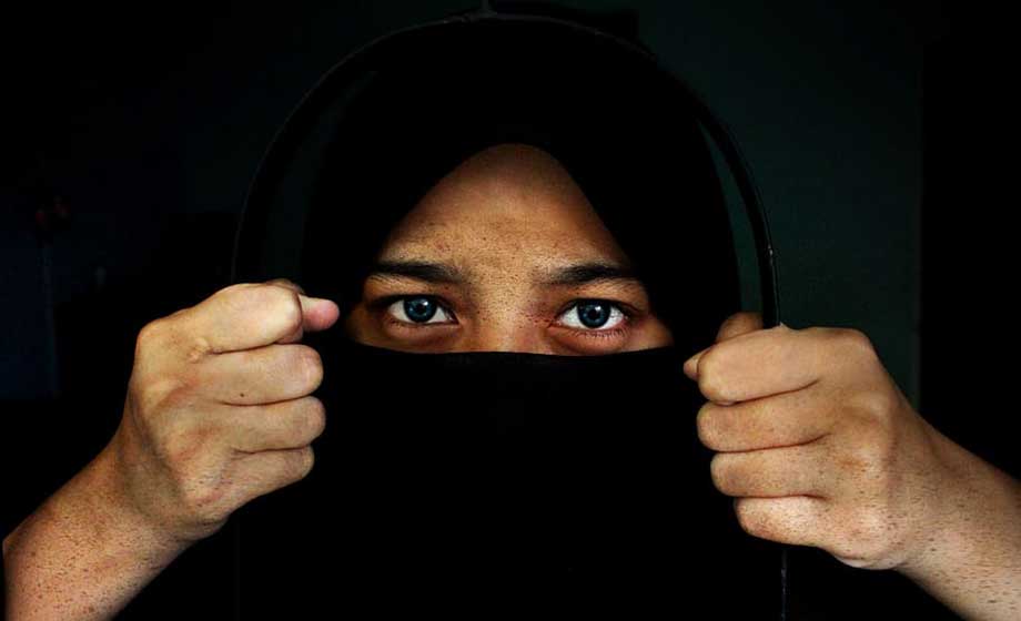 Hedersutsatt kvinna kidnappades från skyddat boende – polisen förbjöds ingripa