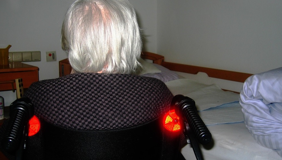 Dement glömdes i fåtölj i 13 timmar