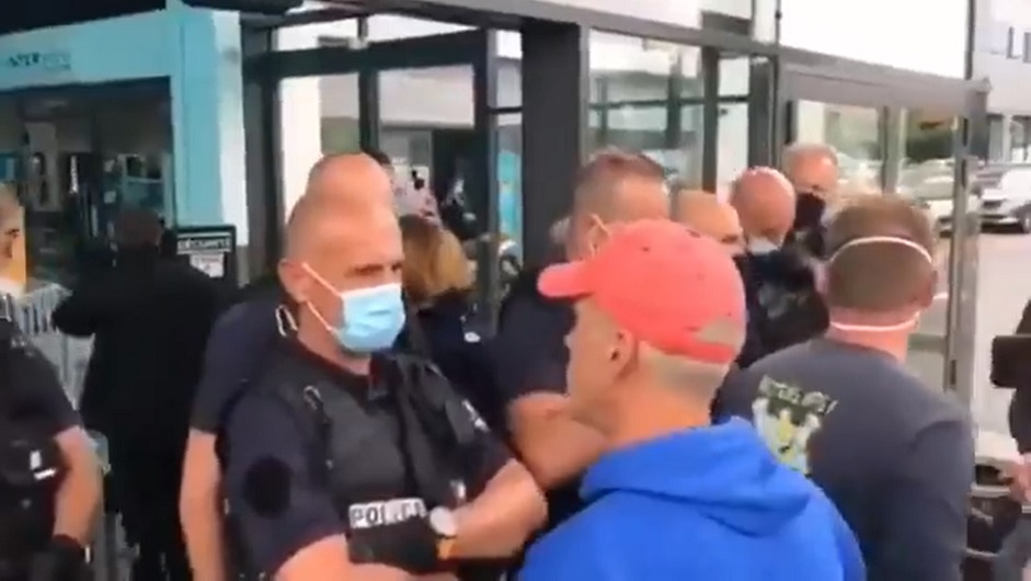 VIDEO: Tumult när icke-vaccinerade hindras handla mat