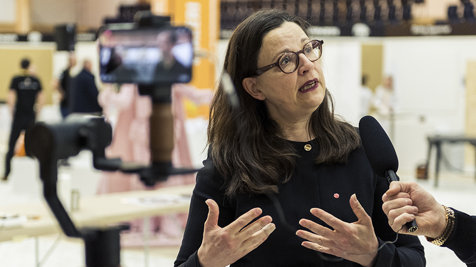 Utbildningsministern överväger sänkta kunskapskrav i skolan