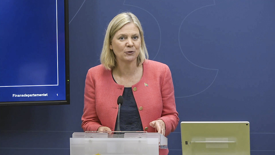 Regeringen kritiseras för sänkt skatt för bidragstagare