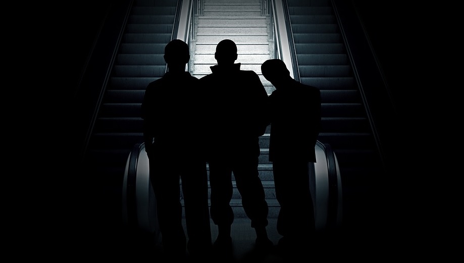 Tonårspojke gruppvåldtagen av barngäng med vapen