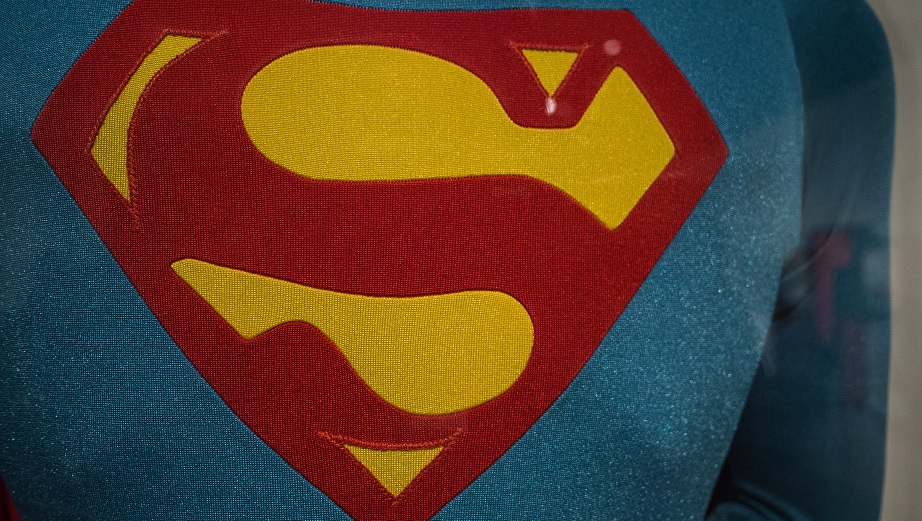 Stålmannen blir bisexuell flykting- och klimataktivist