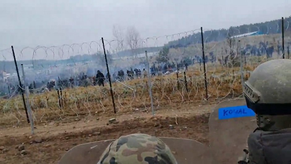 Stenkastande migranter möttes av polska vattenkanoner