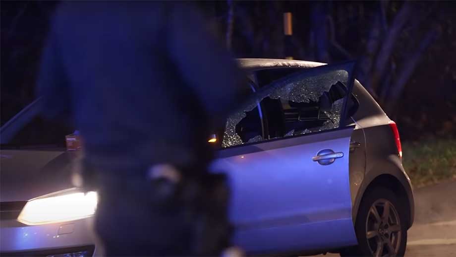 Skottlossning mot bil – en död och en skadad