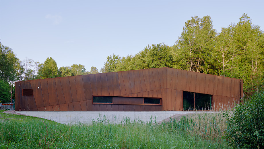 Rostbrun plåtlåda koras som bästa byggnad