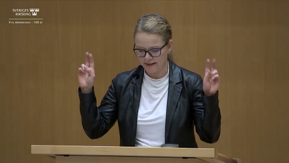 VIDEO: Här hånar socialdemokrat bilberoende familjer: ”Stackars”